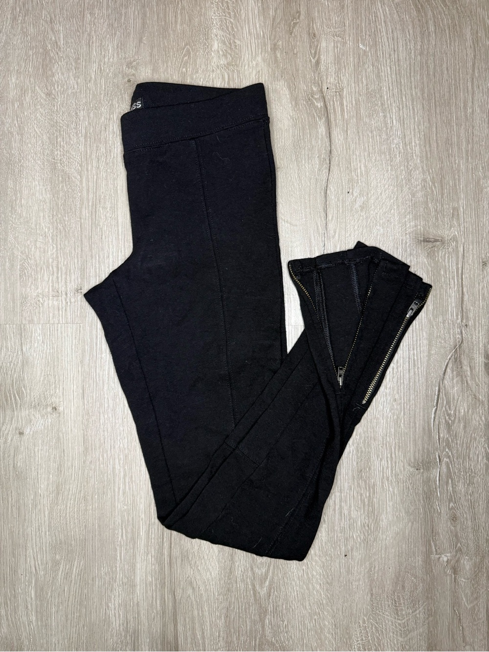 Women’s black leggings with side zipper detail